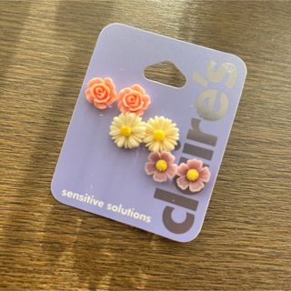 クレアーズ(claire's)の【新品未使用】claire's ピアス フラワー お花 パステルカラー (ピアス)