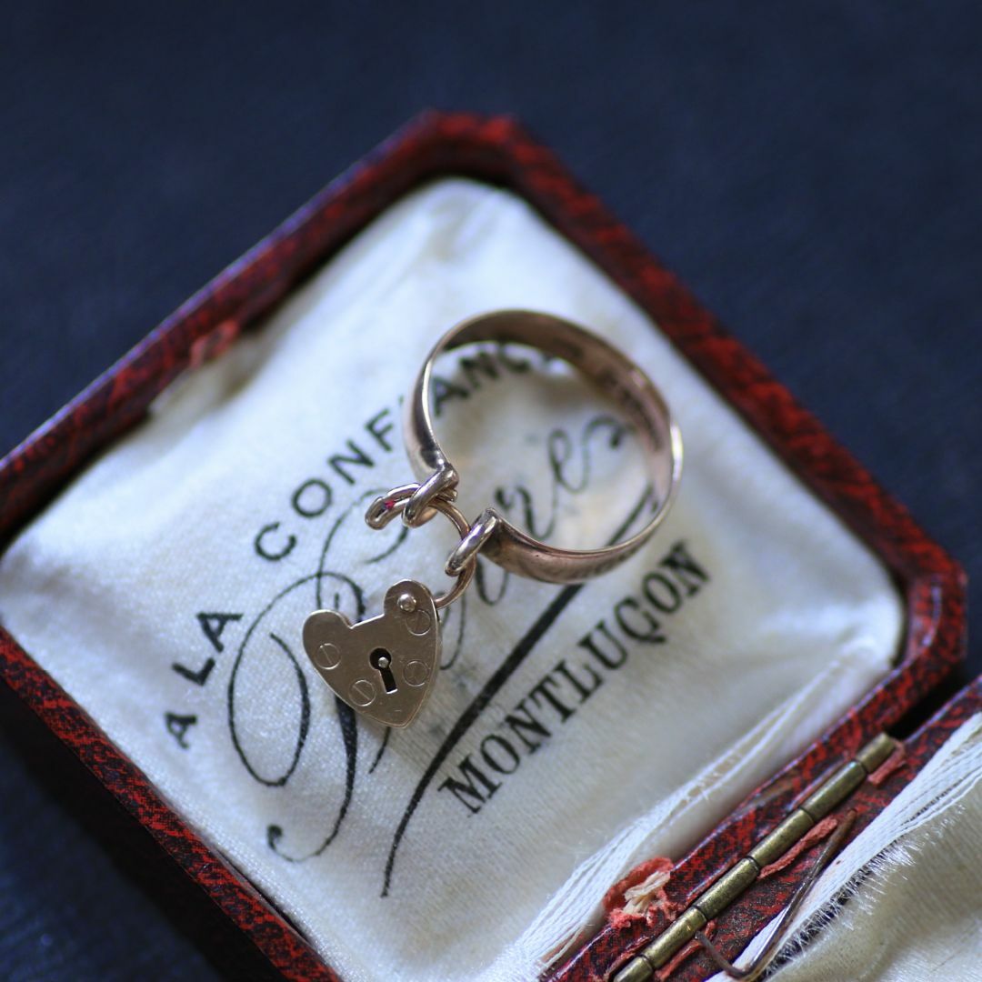 イギリスアンティーク　9金　ヴィクトリアン　パドロックリング　/ハートフラダイヤ レディースのアクセサリー(リング(指輪))の商品写真