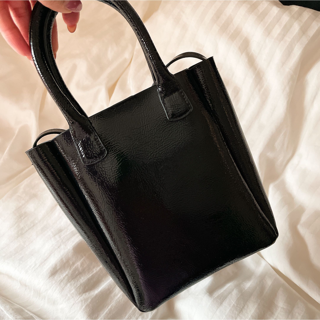 H&M(エイチアンドエム)のH&M エナメルミニショルダーバッグ⭐︎限定お値下げ⭐︎ レディースのバッグ(ショルダーバッグ)の商品写真