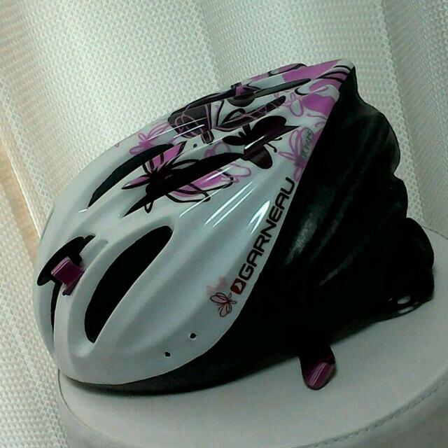 LOUIS GARNEAU(ルイガノ)のLOUIS GARNEAUルイガノ　ヘルメット　ホワイト＆ピンク　女性用 スポーツ/アウトドアの自転車(その他)の商品写真