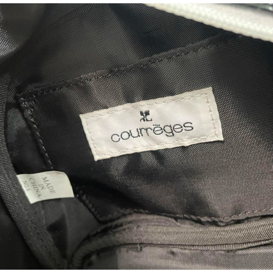 Courreges(クレージュ)のタグ付き未使用　courreges ハンドバッグ　ミニトート　エナメル　ロゴ レディースのバッグ(ハンドバッグ)の商品写真