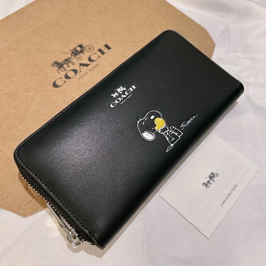 COACH(コーチ)のCOACH レザー　長財布　スヌーピー　ブラウン　未使用品 レディースのファッション小物(財布)の商品写真