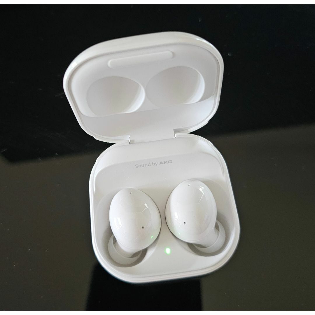 SAMSUNG(サムスン)のSAMSUNG Galaxy Buds2 White ケース付き スマホ/家電/カメラのオーディオ機器(ヘッドフォン/イヤフォン)の商品写真