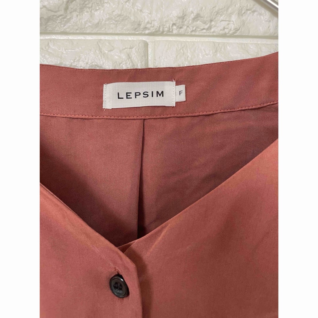 LEPSIM(レプシィム)のLEPSIM レプシィム ノーカラーブラウス Fサイズ 赤茶系 レーヨン レディースのトップス(シャツ/ブラウス(長袖/七分))の商品写真