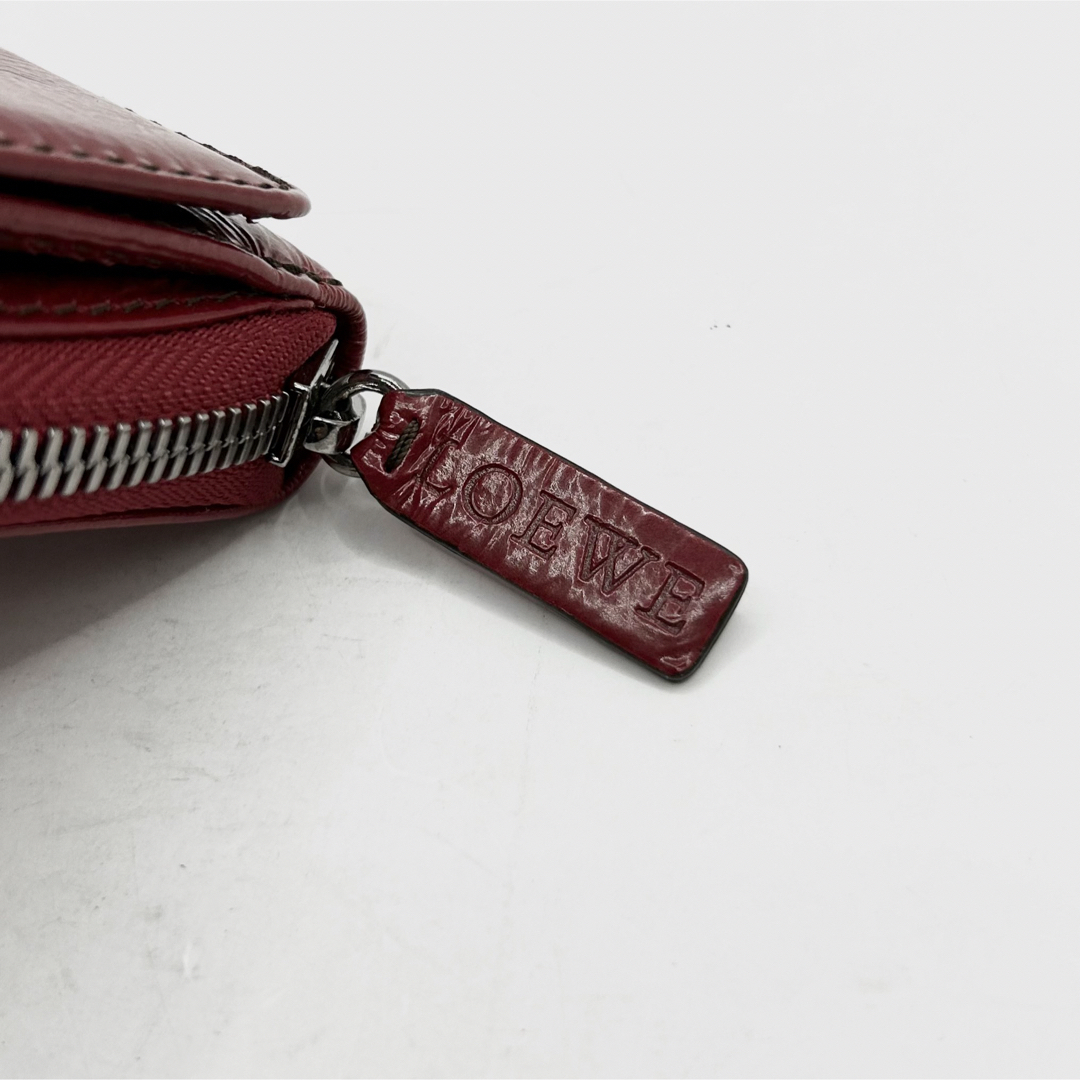 LOEWE(ロエベ)の未使用 LOEWE 二つ折り財布 ロゴ 型押し Wホック ラウンドファスナー 赤 レディースのファッション小物(財布)の商品写真
