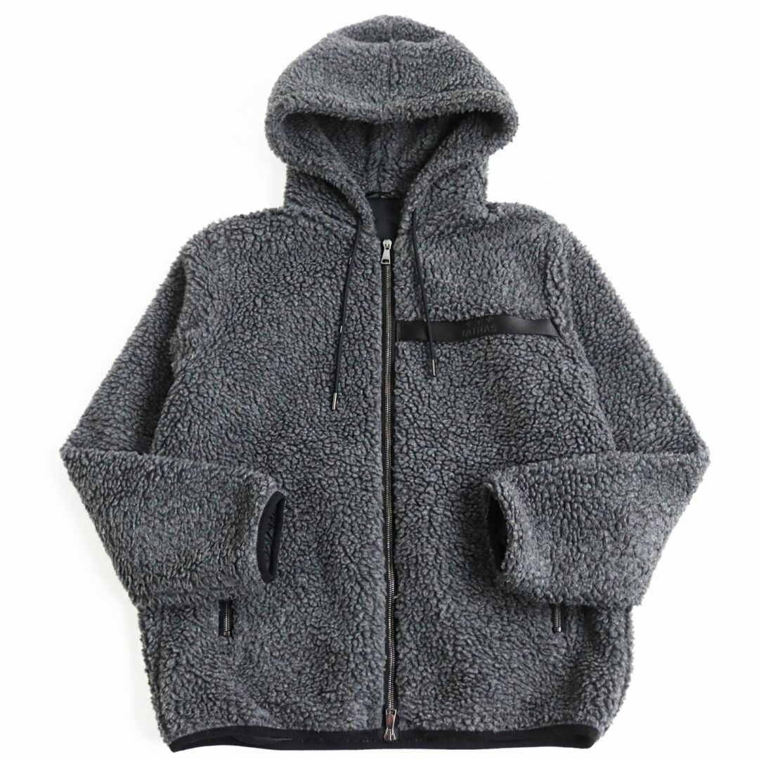 TATRAS(タトラス)の美品●22AW TATRAS タトラス DOMAGIO/ドマージオ MTAT22A4860 ロゴ付 フーデッド ボアブルゾン/フリースジャケット グレー 3 日本製 正規品 メンズのジャケット/アウター(ブルゾン)の商品写真