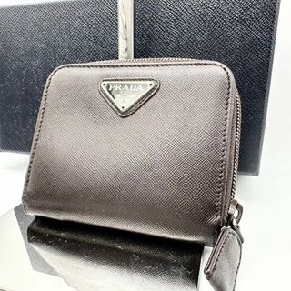 プラダ(PRADA)の【鑑定済】プラダ 二つ折り財布 ブラウン ラウンドファスナー 三角ロゴ(財布)