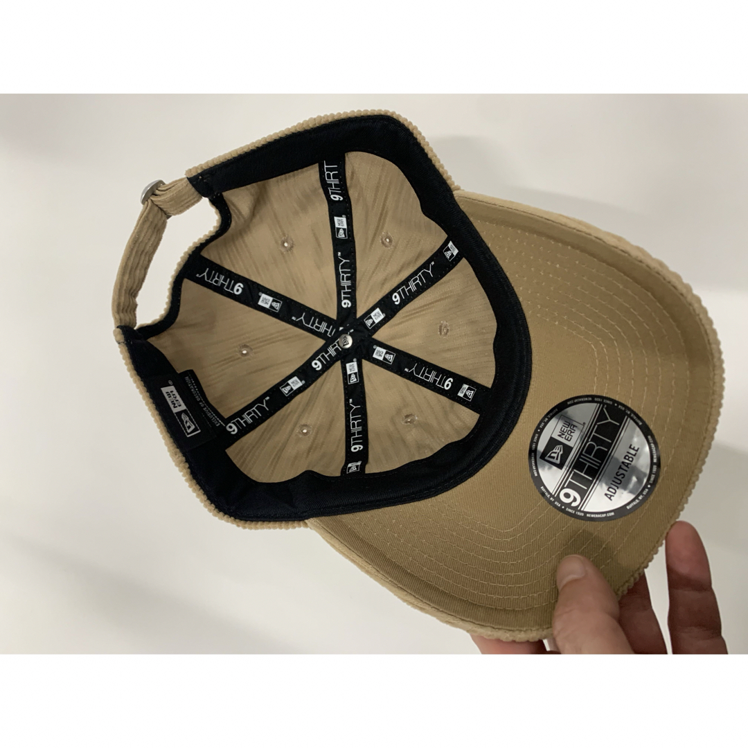 NEW ERA(ニューエラー)のニューエラ  コーデュロイ　筆記体ロゴ　手書き風　9THIRTY キャップ レディースの帽子(キャップ)の商品写真