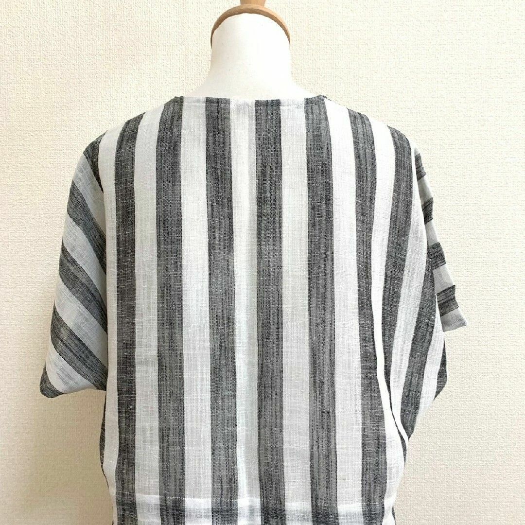 東京ルックアイ　ブラウス　XL　グレー　ホワイト　ストライプ　きれいめ　ポリ レディースのトップス(シャツ/ブラウス(半袖/袖なし))の商品写真