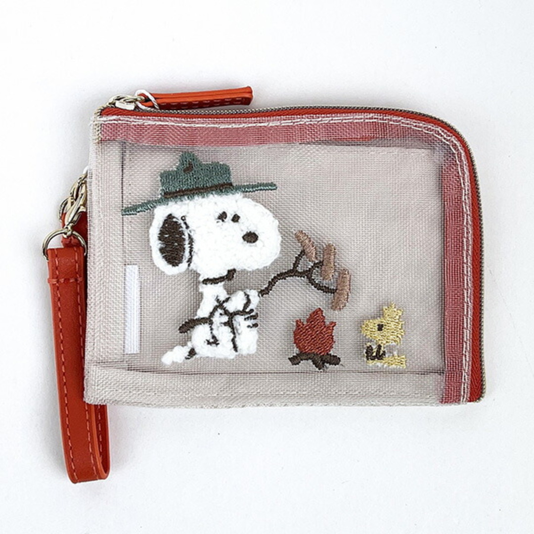 SNOOPY(スヌーピー)のスヌーピー デイリーポーチ ベージュ 刺繍 定期入れ SNOOPY レディースのファッション小物(パスケース/IDカードホルダー)の商品写真