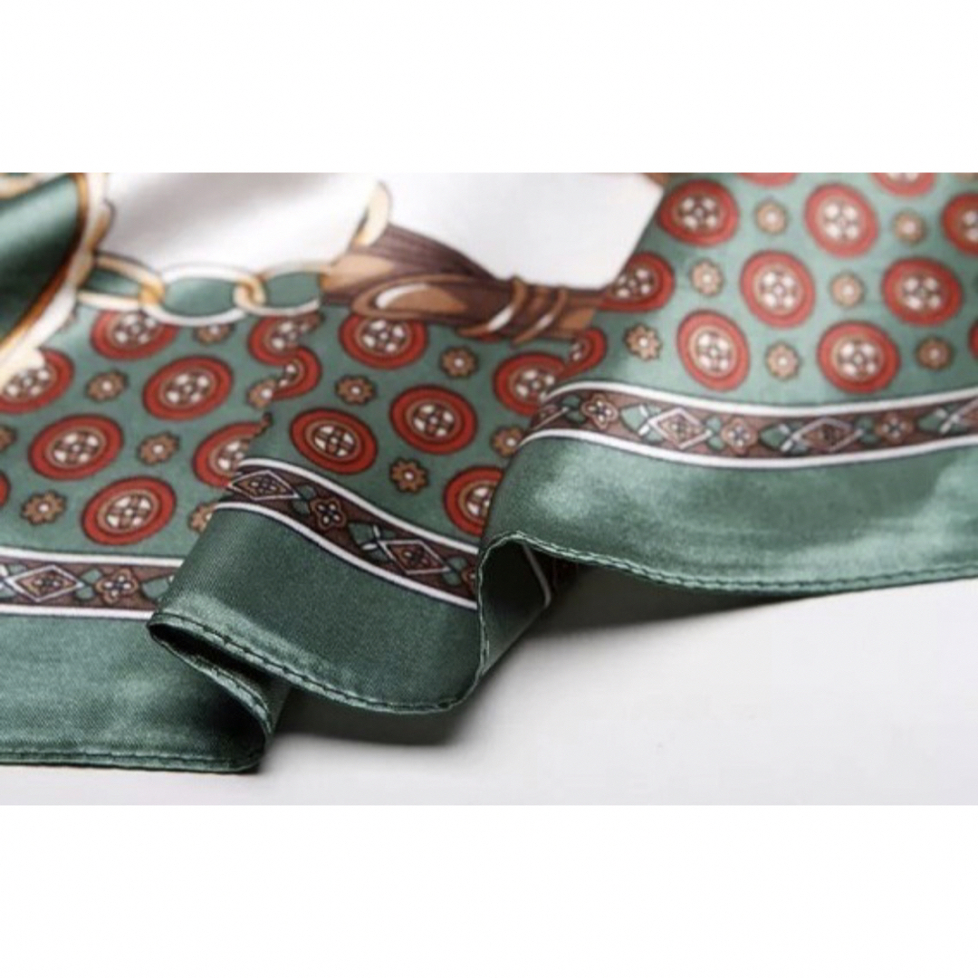 【新品未使用】シャンデリアリッチシルクスカーフ　深緑 バンダナ 大判スカーフ  レディースのファッション小物(バンダナ/スカーフ)の商品写真