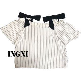 イング(INGNI)の【INGNI】美品　肩リボンオフショルストライプブラウス　白　Mサイズ(シャツ/ブラウス(半袖/袖なし))