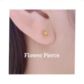 フラワーピアス　ゴールド　ジュエリー　アクセサリー(ピアス)