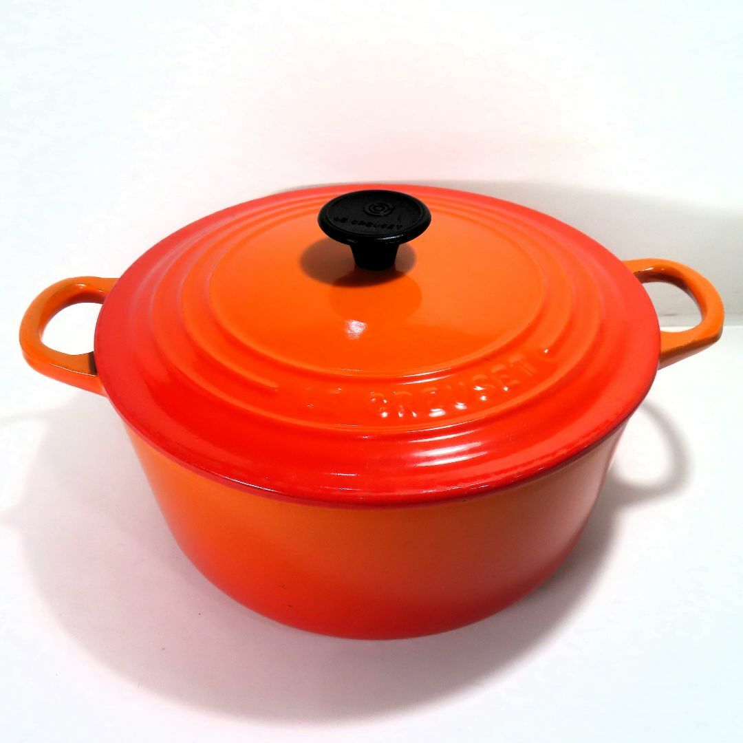 LE CREUSET(ルクルーゼ)のLE CREUSET ル・クルーゼ ルクルーゼ 鍋 両手鍋 22cm オレンジ インテリア/住まい/日用品のキッチン/食器(鍋/フライパン)の商品写真