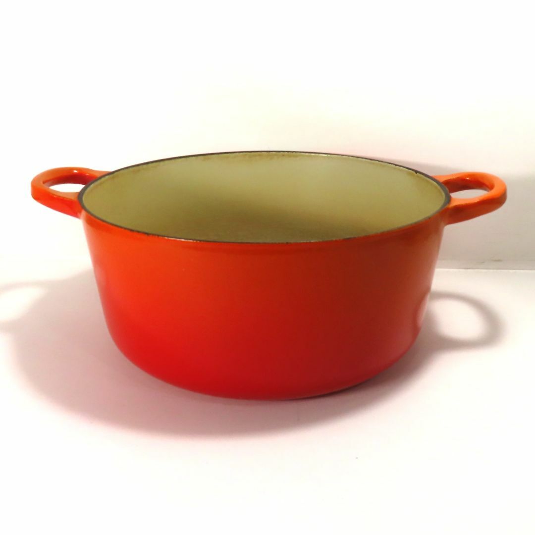 LE CREUSET(ルクルーゼ)のLE CREUSET ル・クルーゼ ルクルーゼ 鍋 両手鍋 22cm オレンジ インテリア/住まい/日用品のキッチン/食器(鍋/フライパン)の商品写真