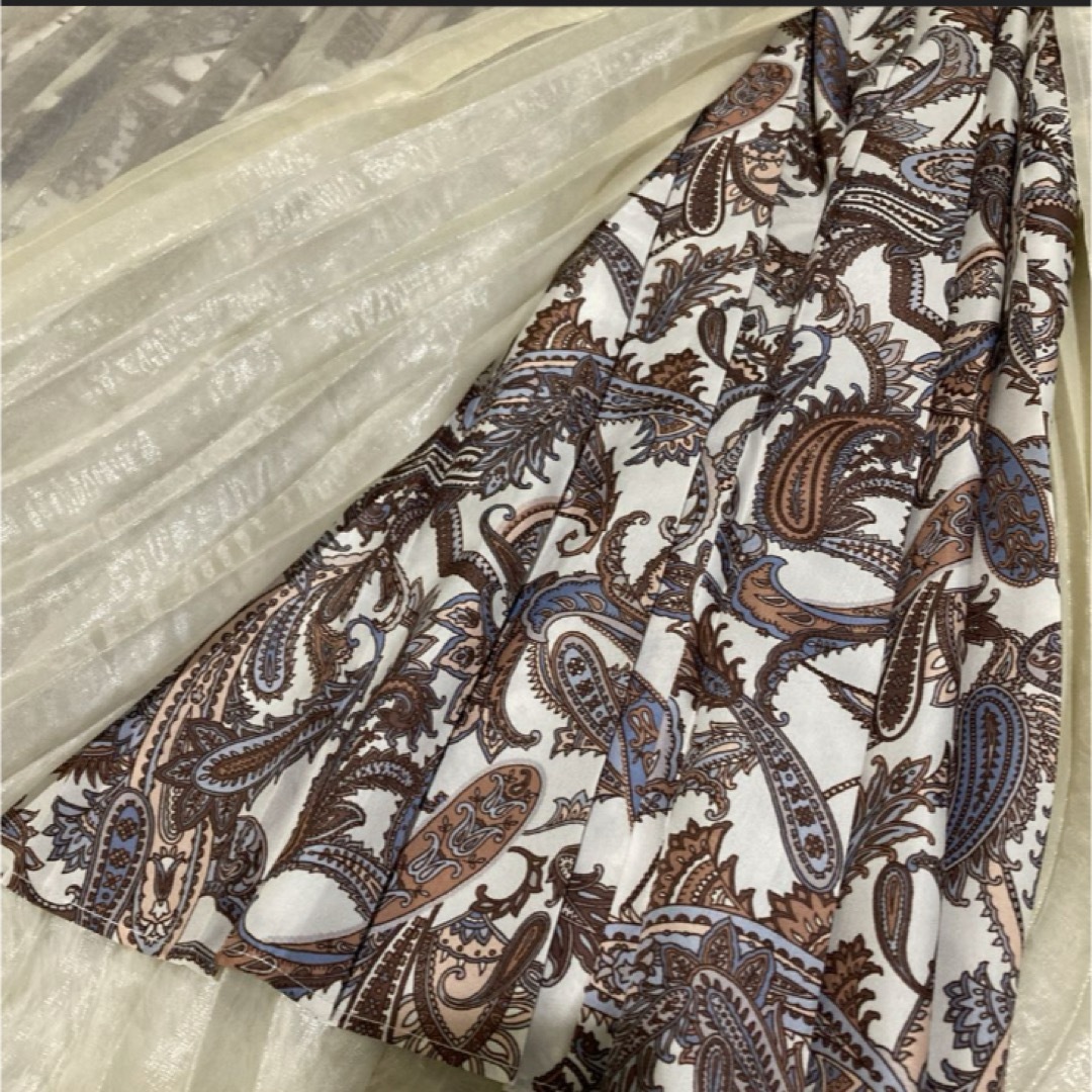 MURUA(ムルーア)のMURUA 透け感 プリーツ ロングスカート ペイズリー 光沢 シアー ベージュ レディースのスカート(ロングスカート)の商品写真