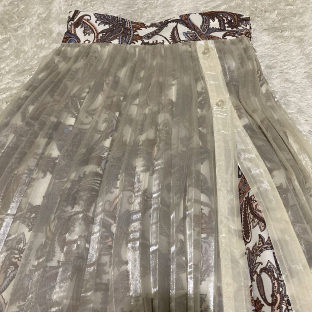 MURUA(ムルーア)のMURUA 透け感 プリーツ ロングスカート ペイズリー 光沢 シアー ベージュ レディースのスカート(ロングスカート)の商品写真