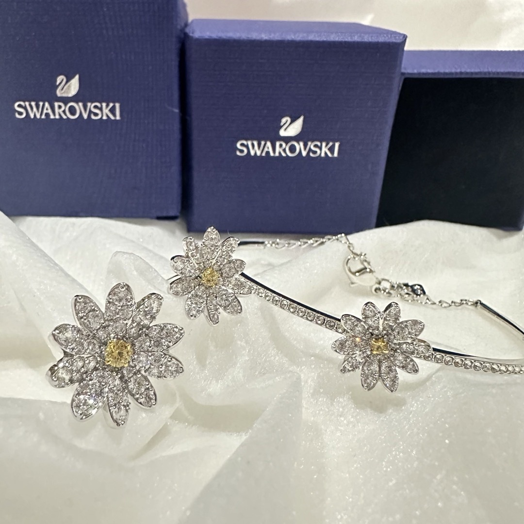 SWAROVSKI(スワロフスキー)のSwarovskiエターナルフラワー2点リング＆ブレスレット レディースのアクセサリー(リング(指輪))の商品写真