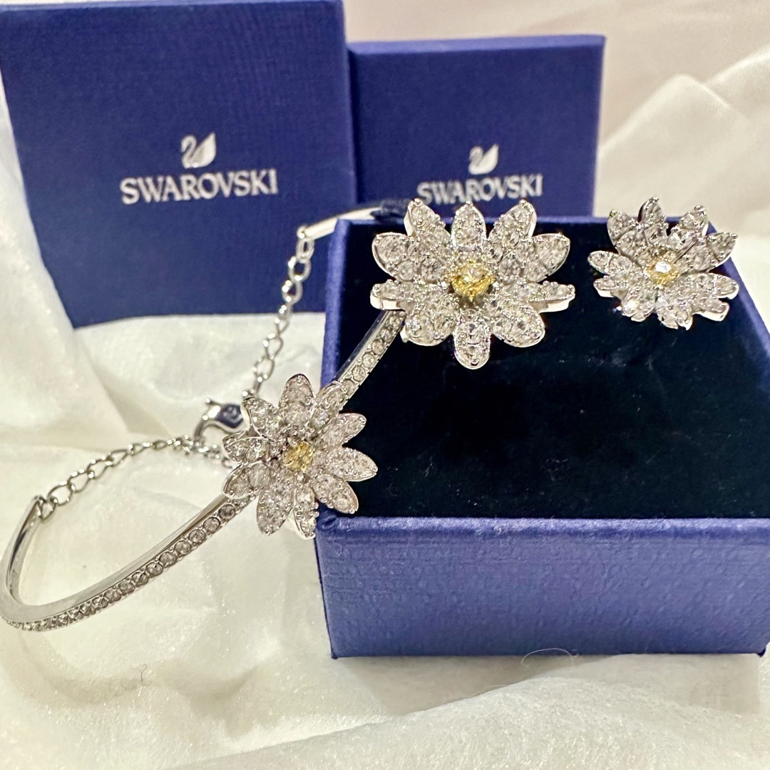 SWAROVSKI(スワロフスキー)のSwarovskiエターナルフラワー2点リング＆ブレスレット レディースのアクセサリー(リング(指輪))の商品写真