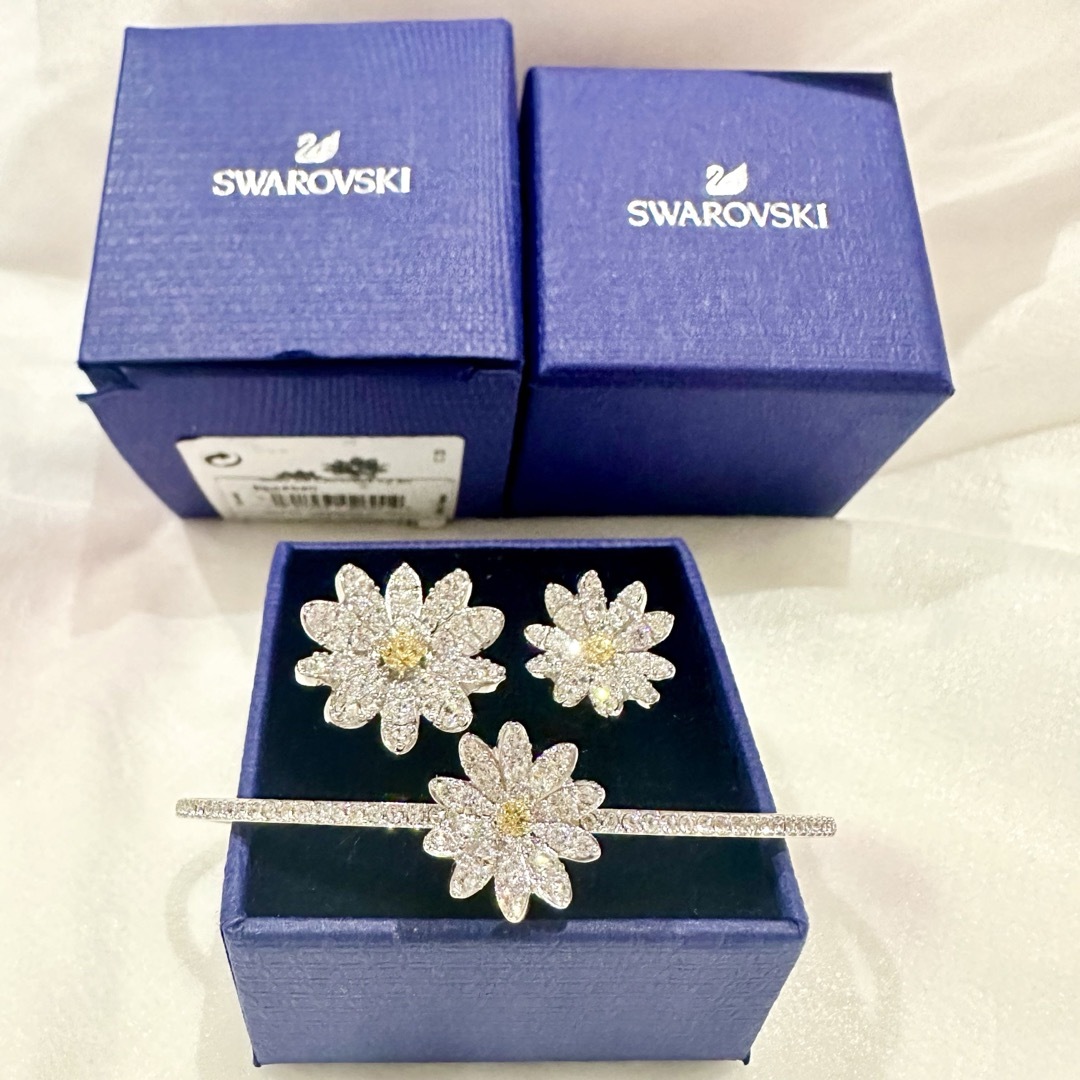 SWAROVSKI(スワロフスキー)のSwarovskiエターナルフラワー2点リング＆ブレスレット レディースのアクセサリー(リング(指輪))の商品写真