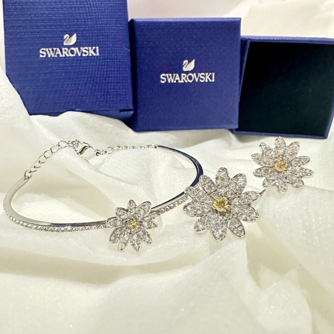 SWAROVSKI(スワロフスキー)のSwarovskiエターナルフラワー2点リング＆ブレスレット レディースのアクセサリー(リング(指輪))の商品写真