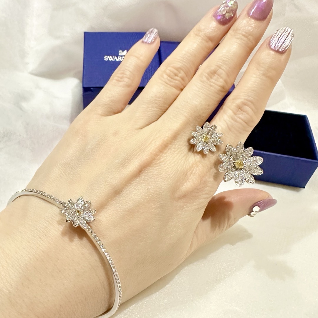 SWAROVSKI(スワロフスキー)のSwarovskiエターナルフラワー2点リング＆ブレスレット レディースのアクセサリー(リング(指輪))の商品写真