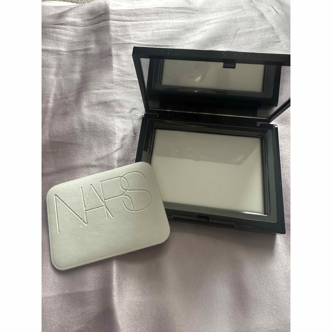 NARS(ナーズ)のライトリフレクティングセッティングパウダー ホリデー限定パッケージ コスメ/美容のベースメイク/化粧品(フェイスパウダー)の商品写真