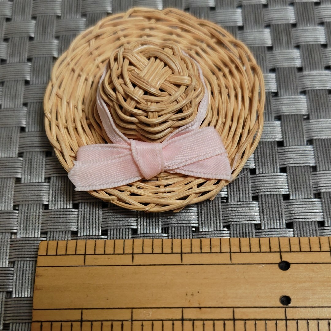 ブローチ　麦わら帽子　匿名配送　レトロ　夏　ドール　素材　リボン　ピンク レディースのアクセサリー(ブローチ/コサージュ)の商品写真