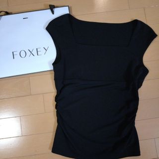 フォクシーニューヨーク(FOXEY NEW YORK)のお値下げ　FOXEY　NEW YORK 小顔タンク　黒(カットソー(半袖/袖なし))