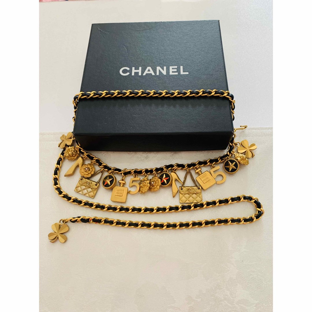 CHANEL(シャネル)の【美品】CHANEL ココマーク マルチアイコンチャーム レザーチェーンベルト レディースのファッション小物(ベルト)の商品写真