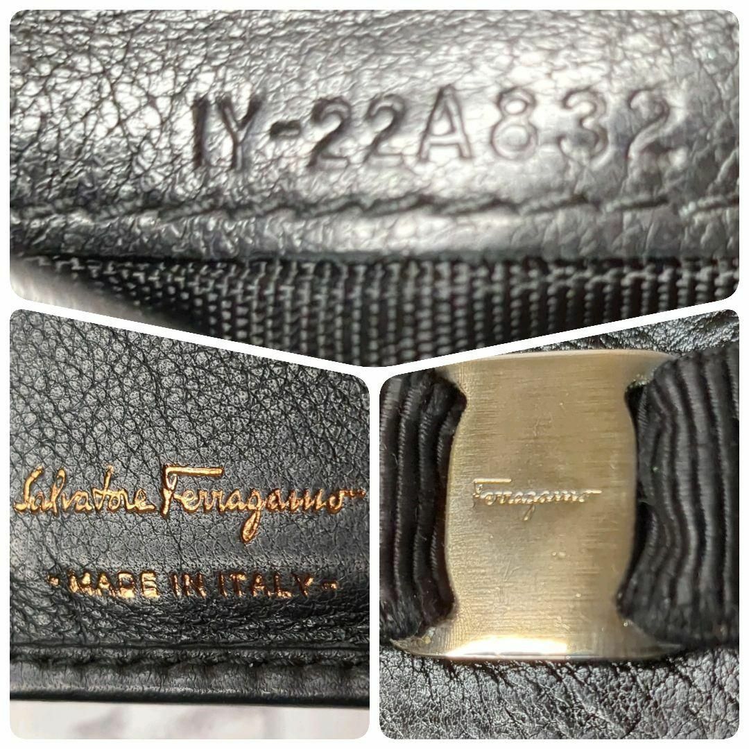 Salvatore Ferragamo(サルヴァトーレフェラガモ)の【美品】サルヴァトーレフェラガモ 二つ折り財布 バラリボン ゴールドロゴ 黒 レディースのファッション小物(財布)の商品写真