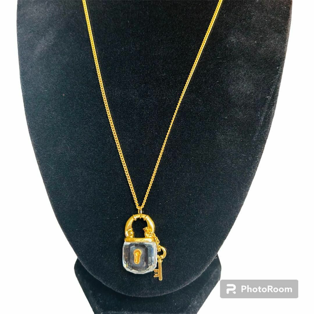 SWAROVSKI(スワロフスキー)のSwarovskiスワロフスキー  ネックレス　南京錠　鍵と錠　ゴールド レディースのアクセサリー(ネックレス)の商品写真