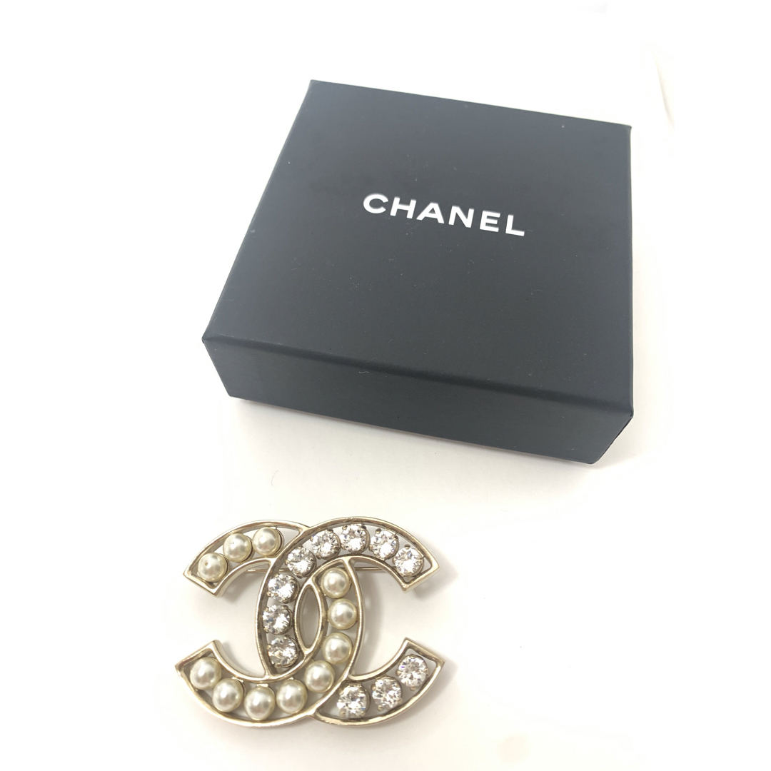 CHANEL(シャネル)のCHANEL シャネル ブローチ アクセサリー ココマーク パール 人気 定番 レディースのアクセサリー(ブローチ/コサージュ)の商品写真