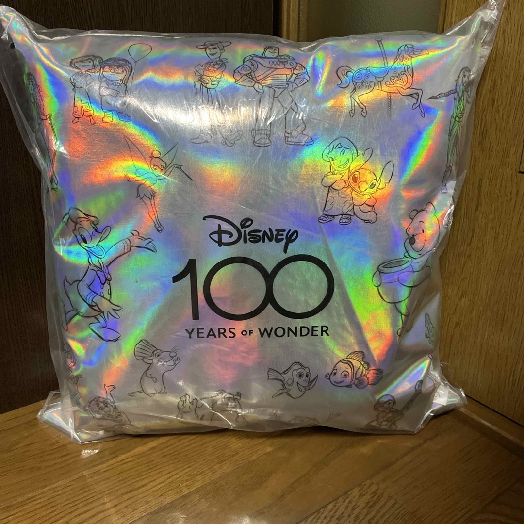 Disney(ディズニー)の【非売品】ディズニー100周年記念クッション エンタメ/ホビーのおもちゃ/ぬいぐるみ(キャラクターグッズ)の商品写真