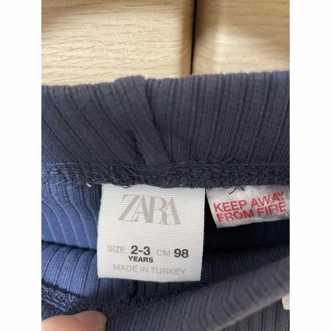 ZARA KIDS(ザラキッズ)の美品　ZARA リブレギンス　2-3y  98cm  ブルーグレー　100cm キッズ/ベビー/マタニティのキッズ服男の子用(90cm~)(パンツ/スパッツ)の商品写真