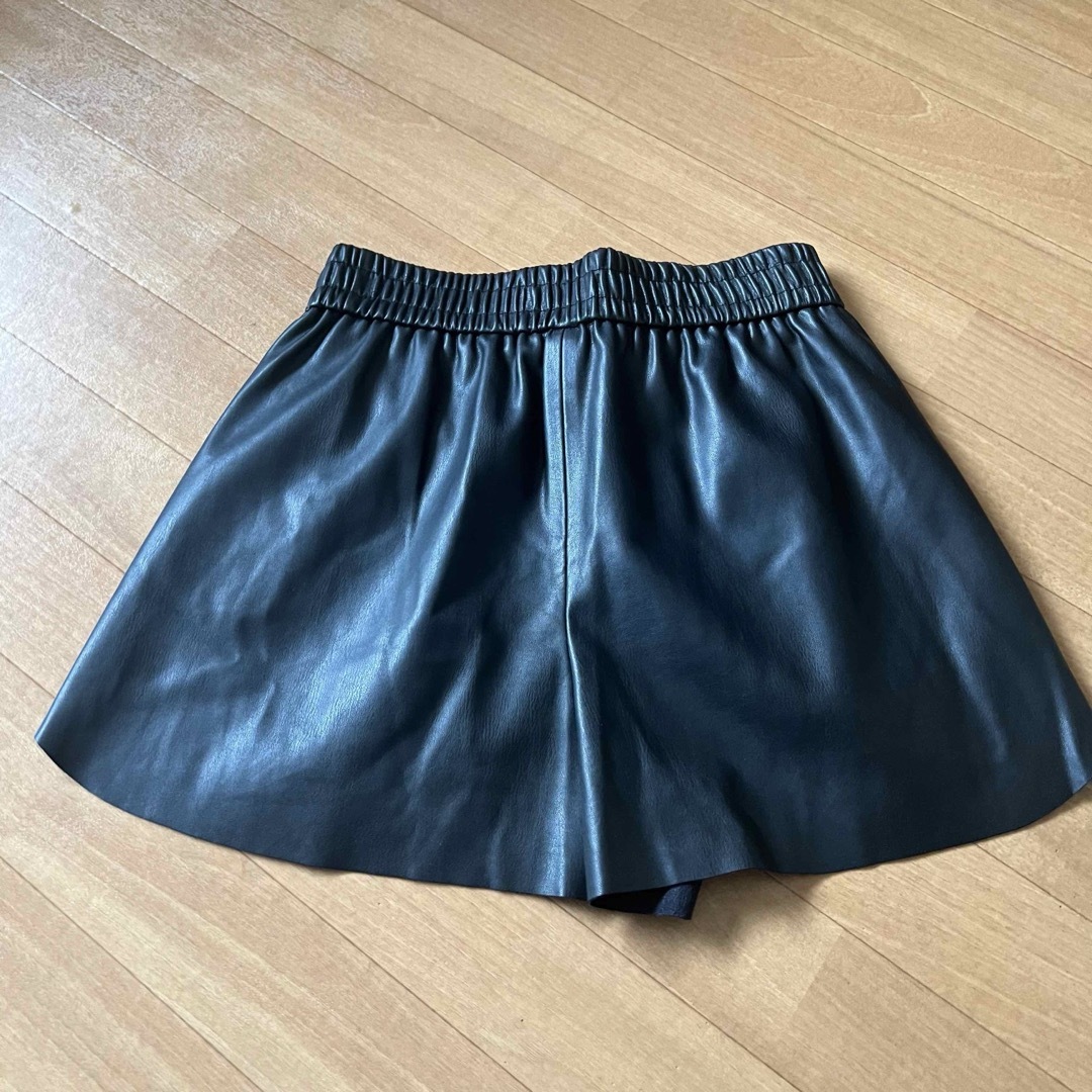 ZARA(ザラ)のZARA フェイクレザーショートパンツ　M 美品 レディースのパンツ(ショートパンツ)の商品写真