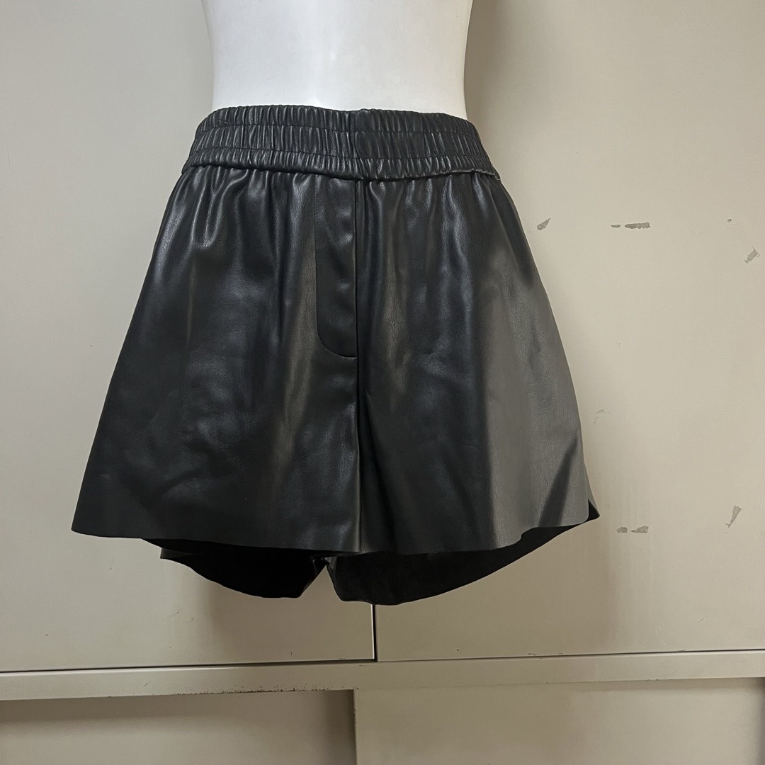 ZARA(ザラ)のZARA フェイクレザーショートパンツ　M 美品 レディースのパンツ(ショートパンツ)の商品写真