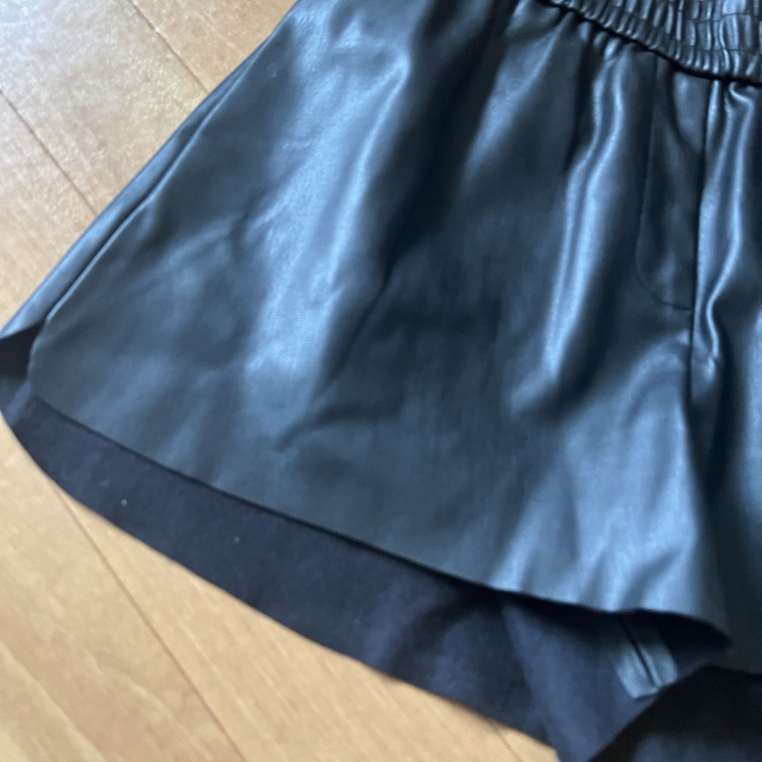 ZARA(ザラ)のZARA フェイクレザーショートパンツ　M 美品 レディースのパンツ(ショートパンツ)の商品写真