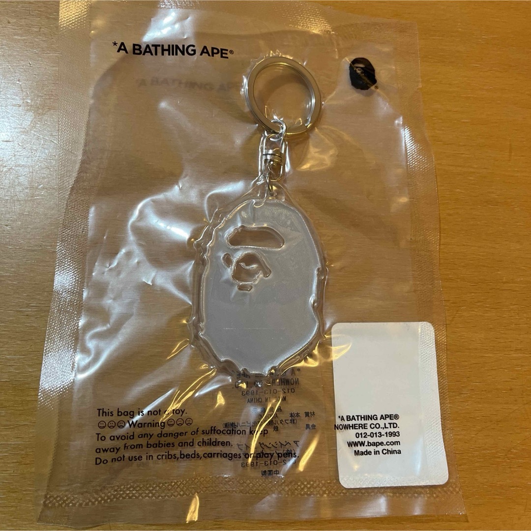 A BATHING APE(アベイシングエイプ)のア ベイシング エイプ　ヘッド　キーホルダー　ホワイト　新品未使用 メンズのファッション小物(キーホルダー)の商品写真