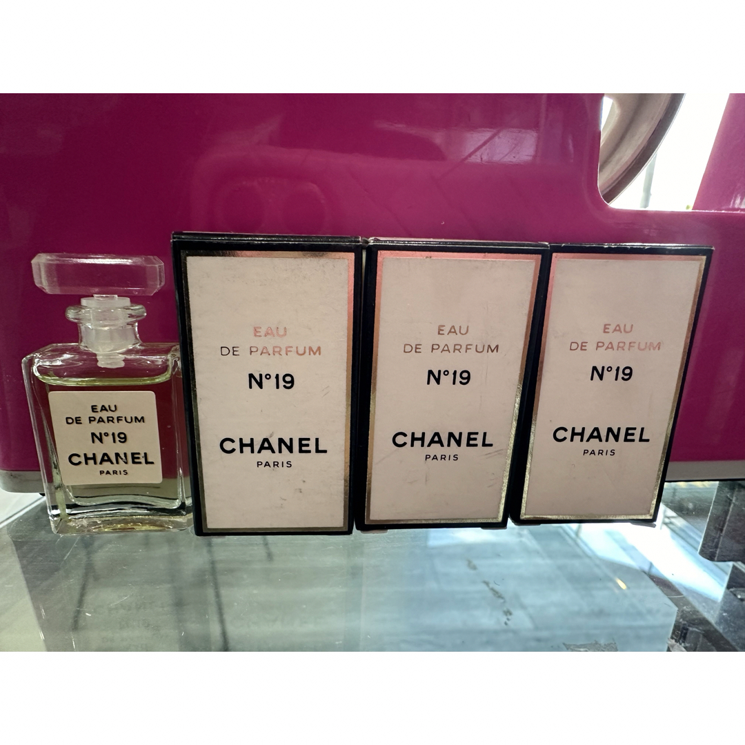 CHANEL(シャネル)のCHANEL Ｎ。19 オードパルファム4ml ✖️3本未使用新品（1531） コスメ/美容の香水(その他)の商品写真