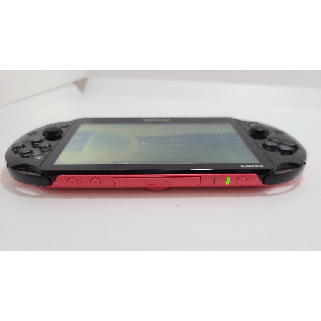 PlayStation Vita(プレイステーションヴィータ)のPlaystation Vita PCH2000 ピンクブラック エンタメ/ホビーのゲームソフト/ゲーム機本体(携帯用ゲーム機本体)の商品写真