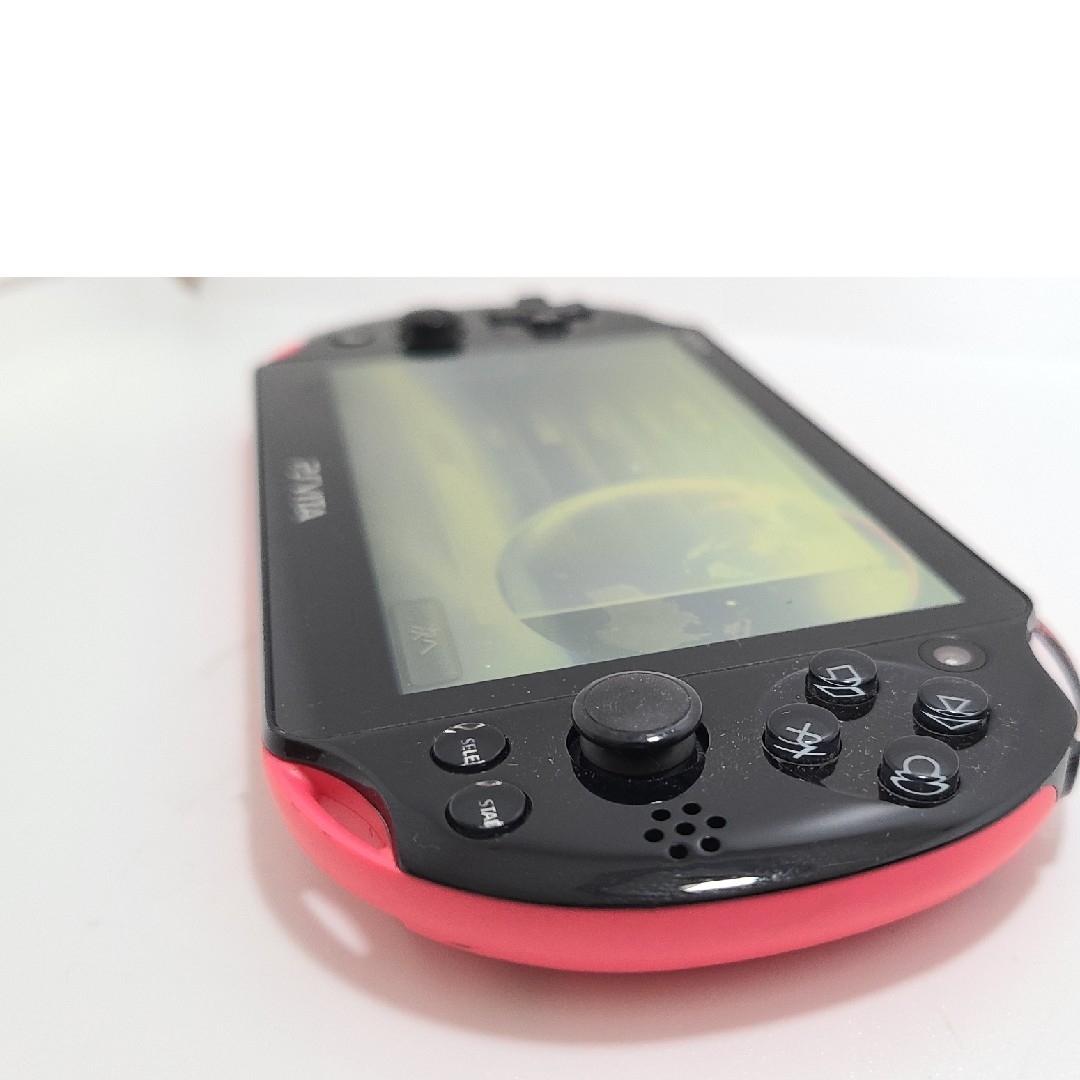 PlayStation Vita(プレイステーションヴィータ)のPlaystation Vita PCH2000 ピンクブラック エンタメ/ホビーのゲームソフト/ゲーム機本体(携帯用ゲーム機本体)の商品写真