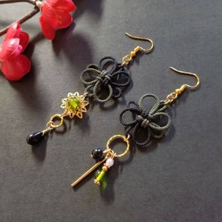 【和風】飾り結びの創作ピアス（イヤリング）（深緑×黒）【中華風】【チャイナ】(ピアス)