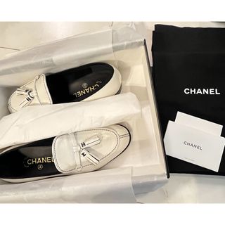 シャネル(CHANEL)のCHANEL ローファー37 新作　白　新品未使用(ローファー/革靴)