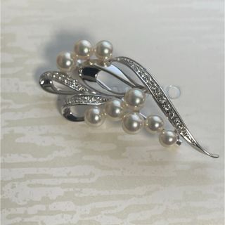 ミキモト(MIKIMOTO)の【超美品】ミキモトk18 9粒パールブローチ　メレダイヤ21粒(ブローチ/コサージュ)