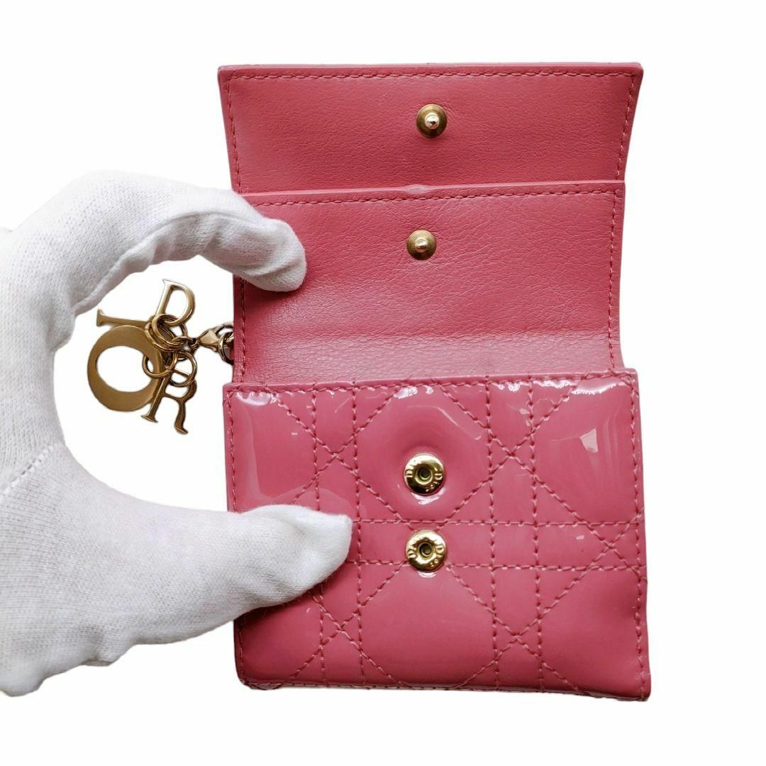 Christian Dior(クリスチャンディオール)のディオール　三つ折り財布　ロータスウォレット　パテント　カナージュ　ラベンダー レディースのファッション小物(財布)の商品写真