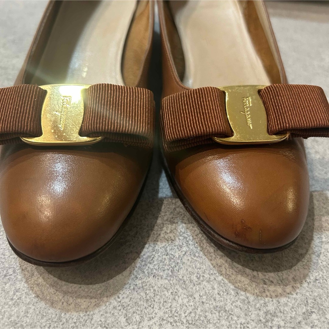 Salvatore Ferragamo(サルヴァトーレフェラガモ)のサルヴァトーレフェラガモ パンプス ヴァラリボン レザー ブラウン 6.5 レディースの靴/シューズ(ハイヒール/パンプス)の商品写真