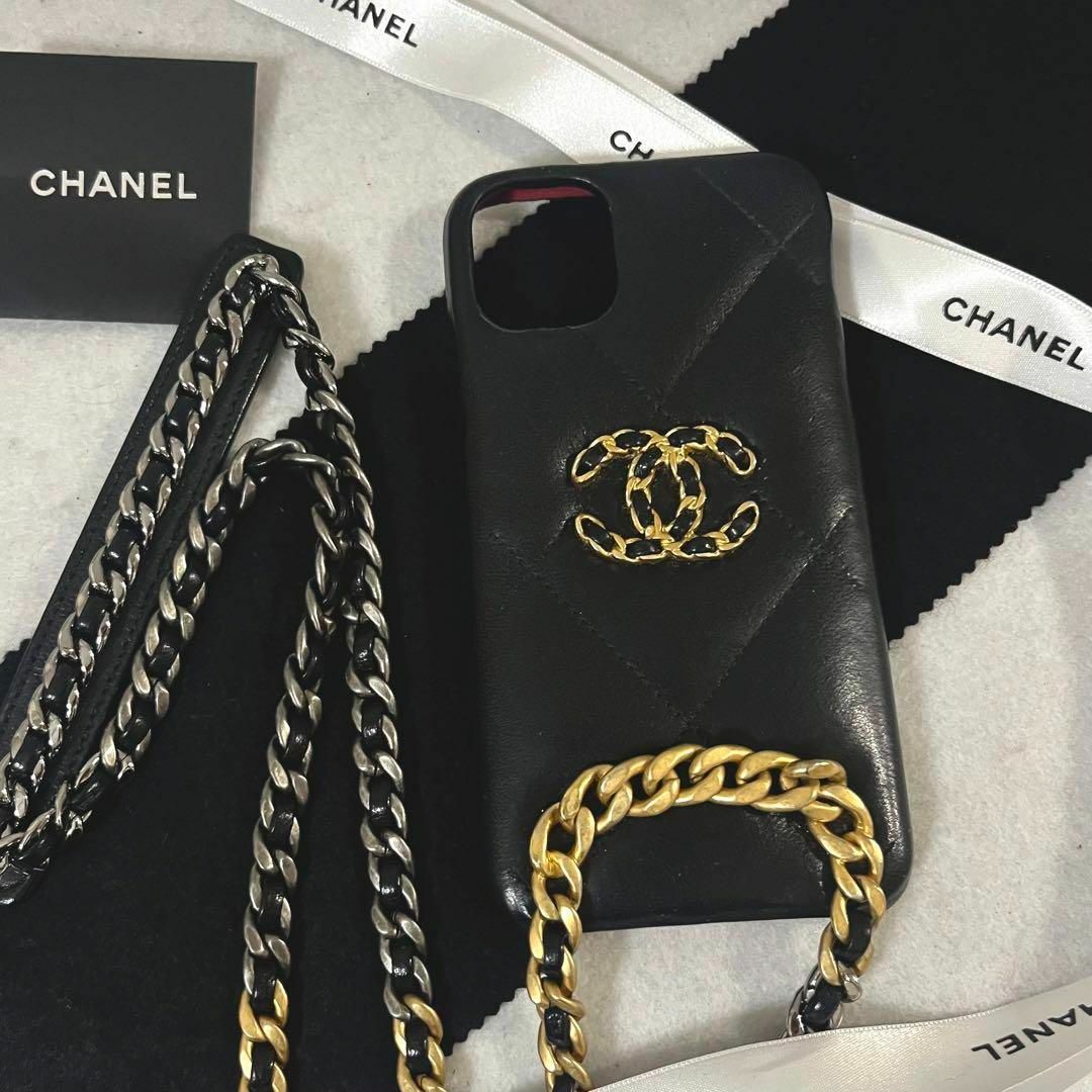 CHANEL(シャネル)の［美品］シャネル　iPhone13/13pro スマホカバー　チェーンショルダー レディースのファッション小物(その他)の商品写真