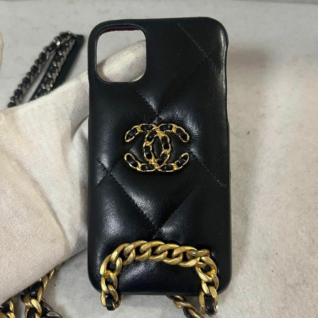 CHANEL(シャネル)の［美品］シャネル　iPhone13/13pro スマホカバー　チェーンショルダー レディースのファッション小物(その他)の商品写真