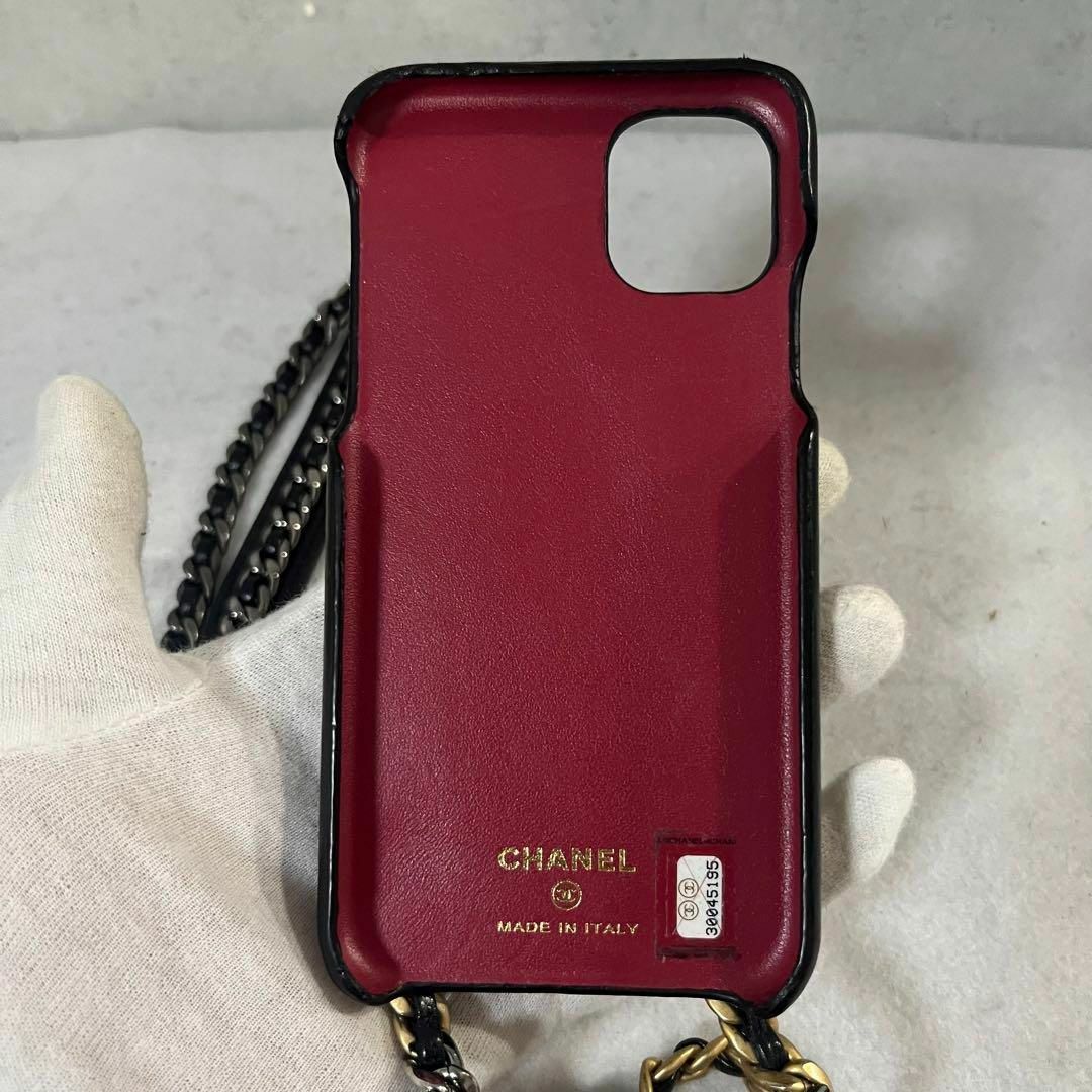 CHANEL(シャネル)の［美品］シャネル　iPhone13/13pro スマホカバー　チェーンショルダー レディースのファッション小物(その他)の商品写真